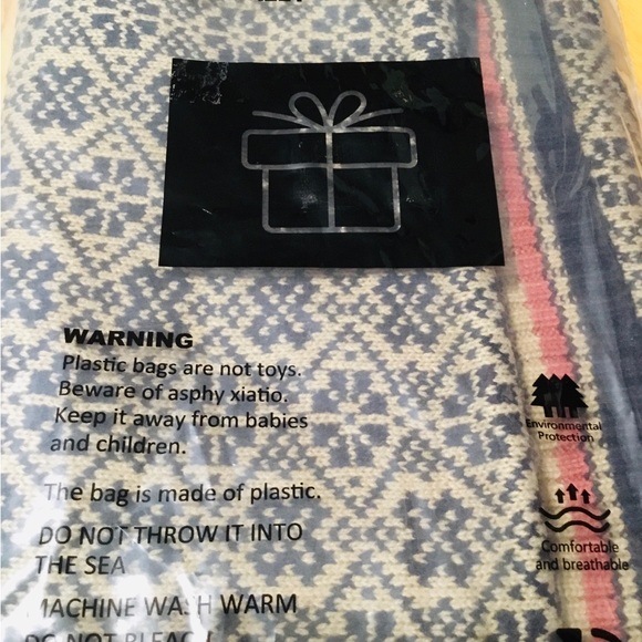 Unisex Hat, gloves and scarf set new in the bag - Picture 6 of 8